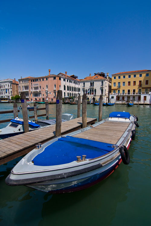 Venedig: Blick vom Gemüsemarkt (Campo della Prescaria) in der Nähe der Rialtobrücke 